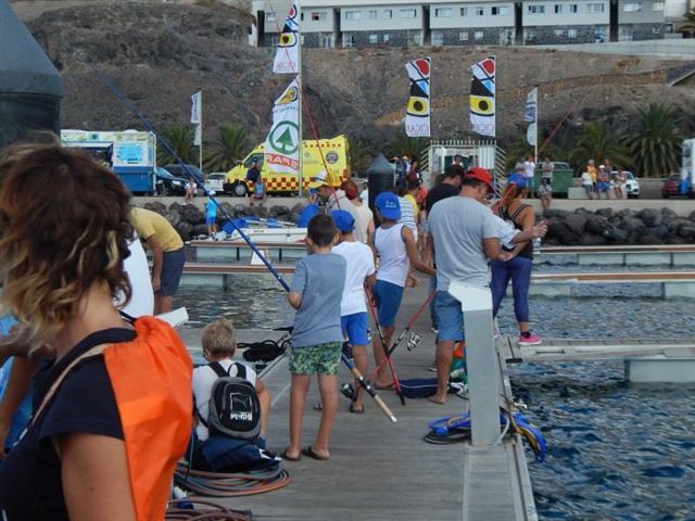 Niños y niñas durante la pesca infantil del Open 2026